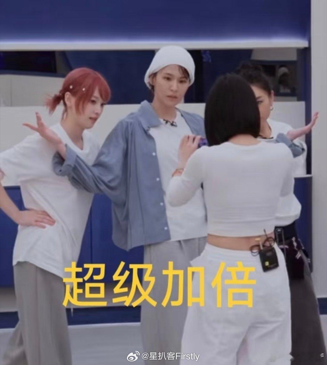 曾沛慈裹头巾曾沛慈造型像斗地主笑晕！曾沛慈这个头巾造型，一眼直接联想到斗地主 