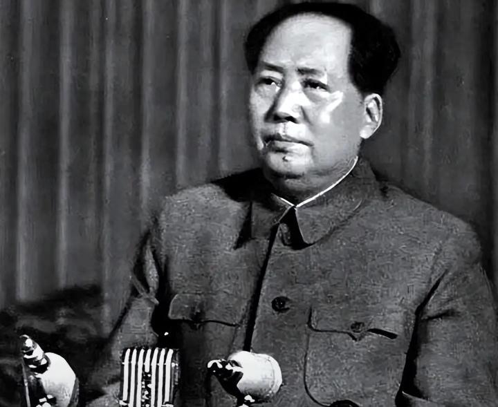 毛主席痛批软骨病：奴才当久了，在外国人面前都直不起腰了？

1956年4月，中央