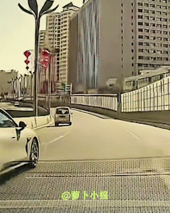 这辆小米SU7什么情况？
好像吃错什么药了，又好像精神不大正常。
这是一段交通安