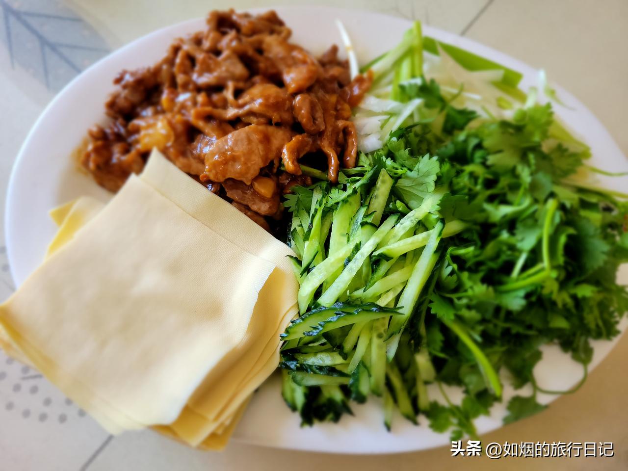 小妹家的餐具真是一言难尽，影响菜品颜值。今天中午做了一道东北菜京酱肉丝，没想到爆
