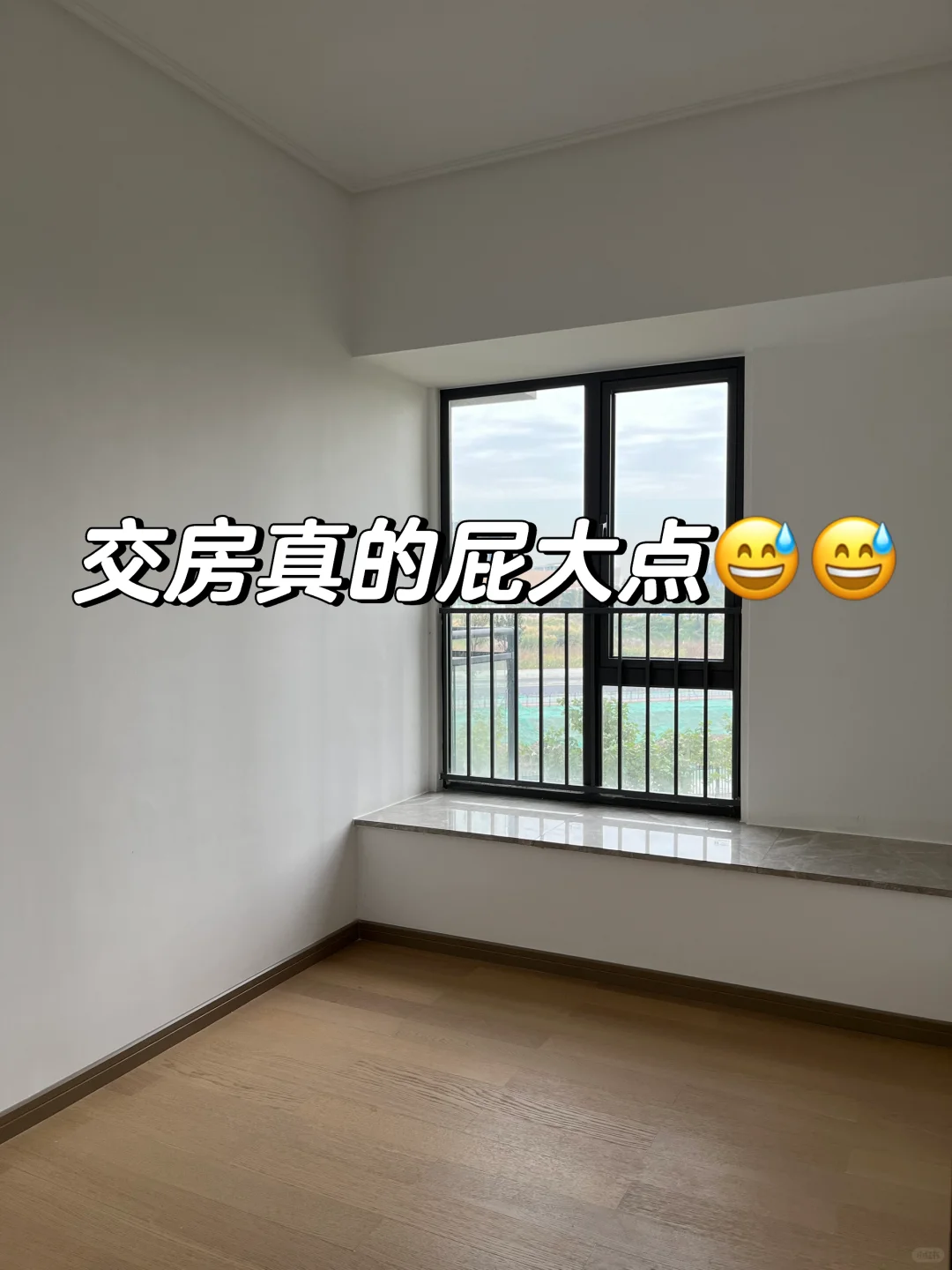 左滑👉看我6平鸡肋飘窗房开灯后有多惊艳！