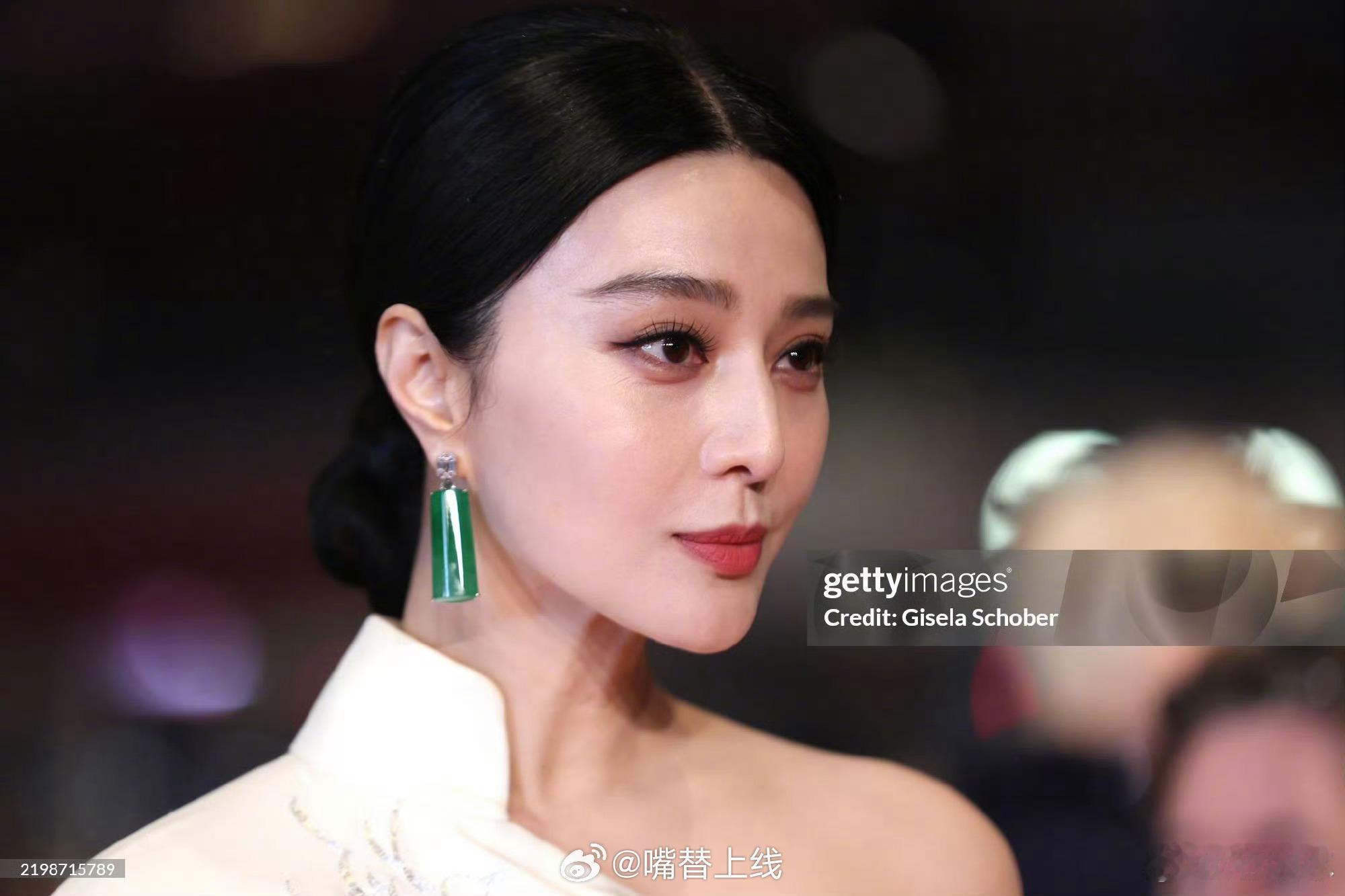 范冰冰  岁月不败美人，生图都好看得让人移不开眼！ 