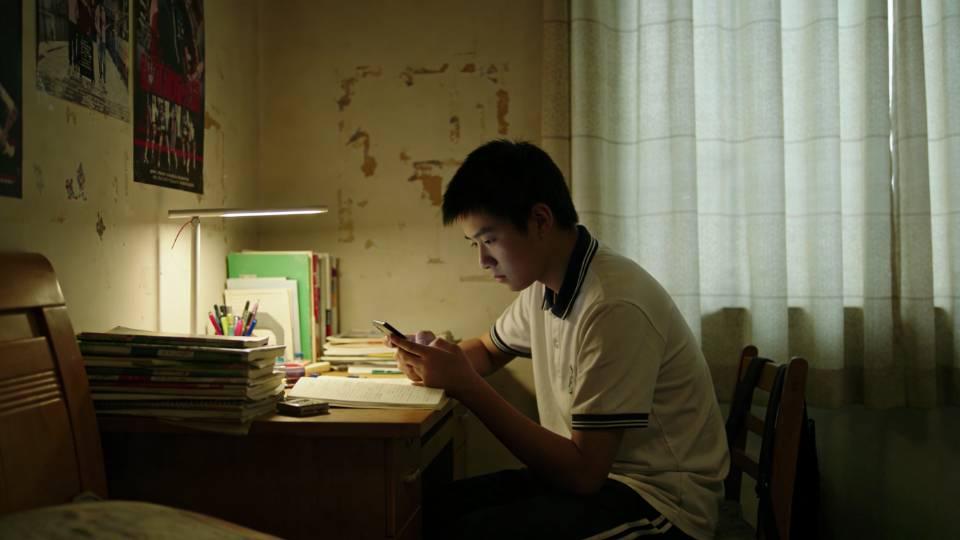 父亲缺位、母亲强势，多少孩子用躺平反抗家庭之痛
家有高二孩子突然厌学躺平，天天在