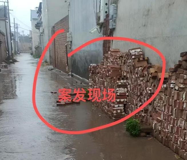 “不严惩不足以平民愤！”河北邯郸，56岁大叔在自家院子，但距离邻居家墙根约两米的