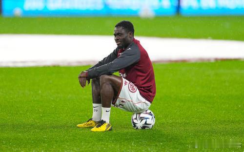 法媒：梅斯后卫夸奥不满未首发，坐在皮球上拒绝赛前热身根据法国媒体《巴黎人报》的报