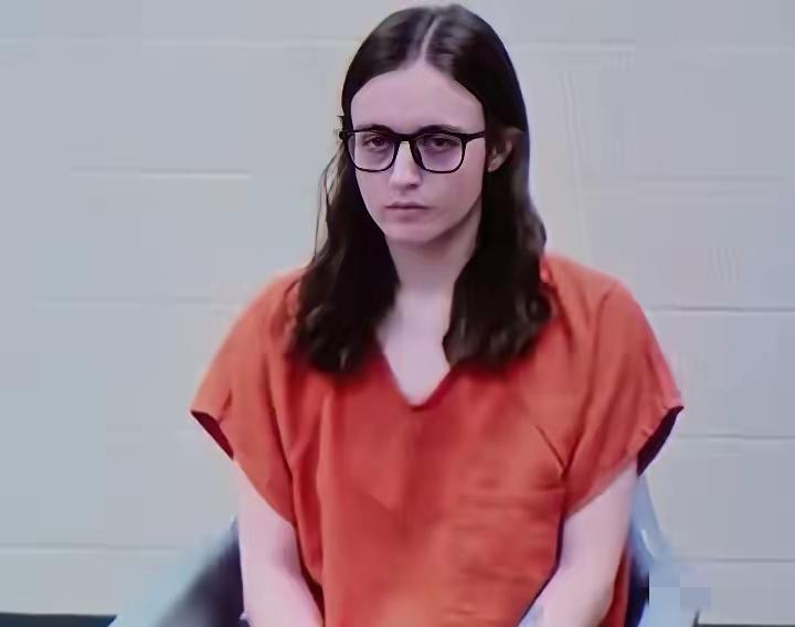 真没想到，美国22岁的女教师与两名16岁学生发生关系，三人同处一室，强调自愿
