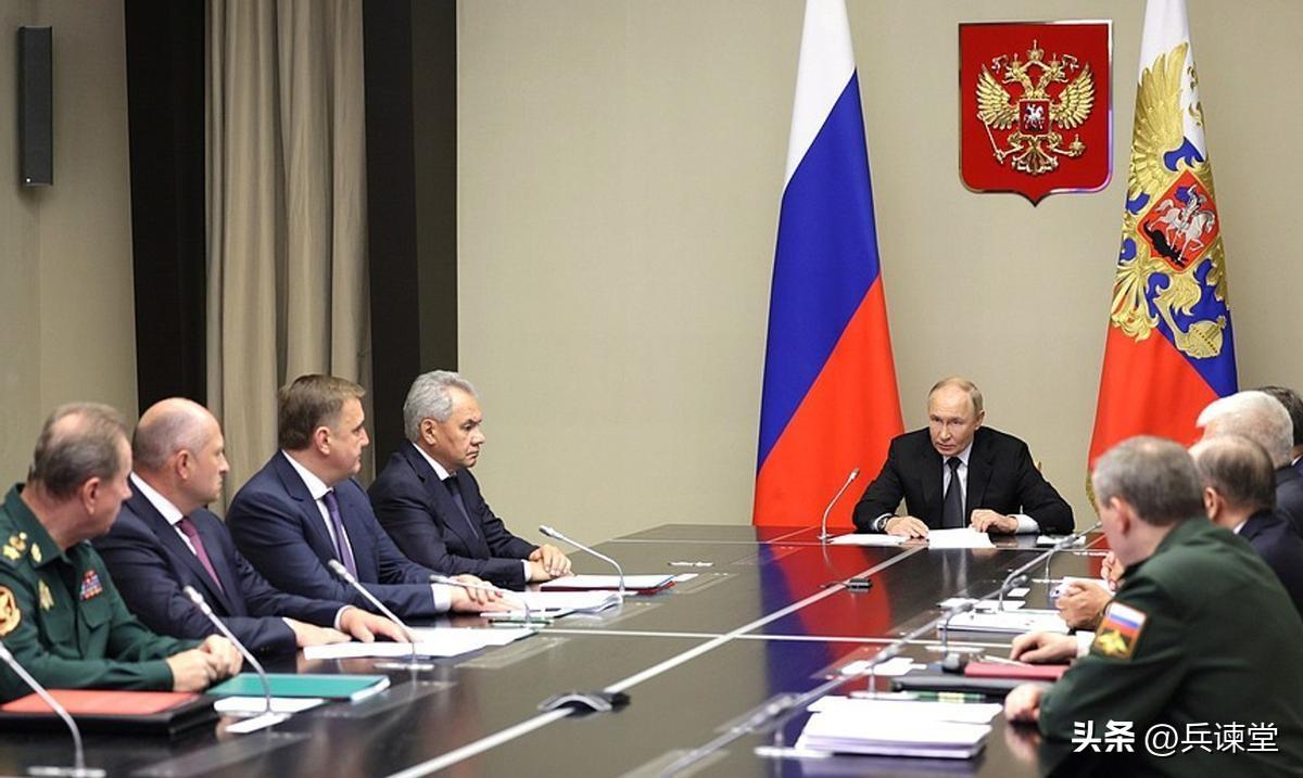 哈梅内伊身亡，普京紧急召集群臣，俄罗斯这次真被震撼到了。俄罗斯打了四年都没做到的