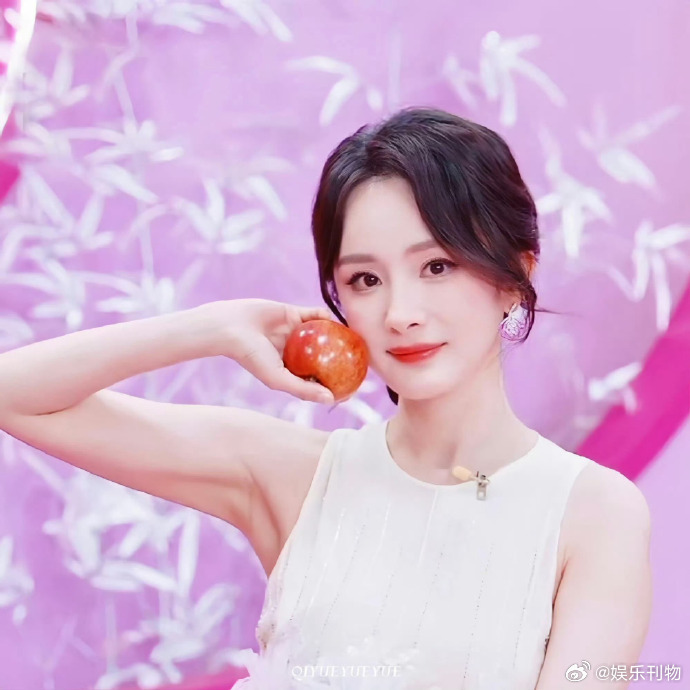 杨幂 苹果掰开 大幂幂在直播间掰苹果，那画面简直太治愈了。她一边分享产品，一边不