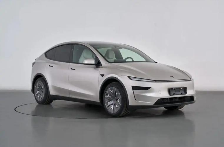 特斯拉Model Y L发布了，售价为33.9万元起步，预计下个月就会交付。
这