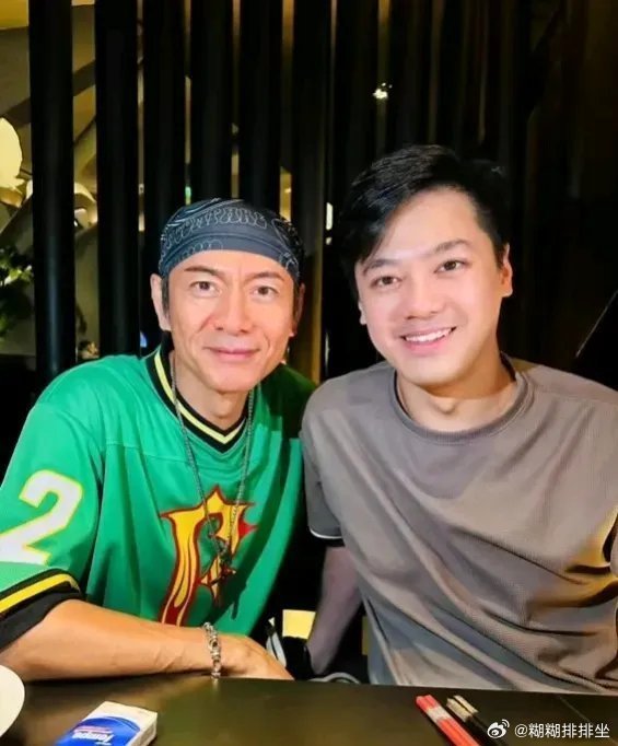 “TVB御用皇帝”江华的儿子这么大了，现在是一名男护士！！ ​ ​​​