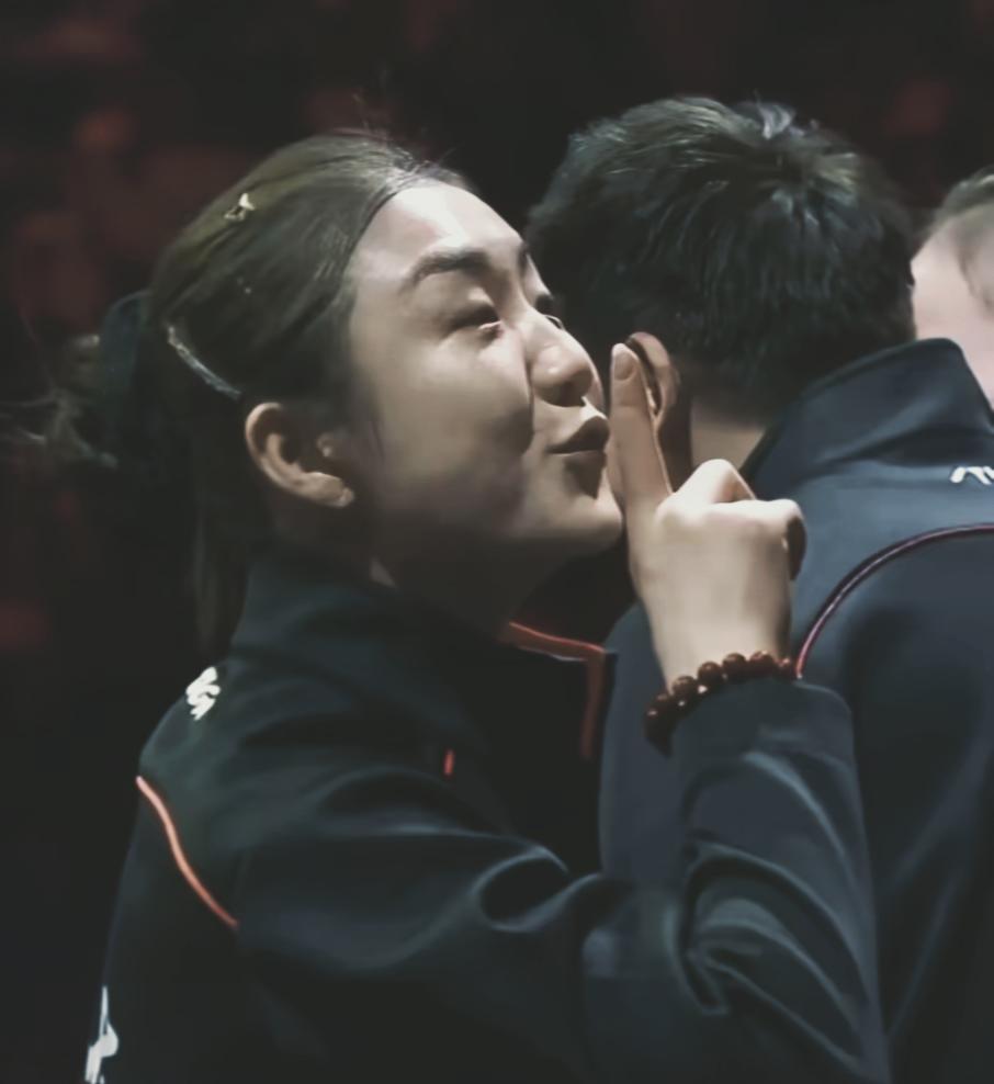 王之蔑视，饭圈闭嘴！陈梦向观众席做出了手势。现场的鬼哭狼嚎，在山东队夺冠之后，在