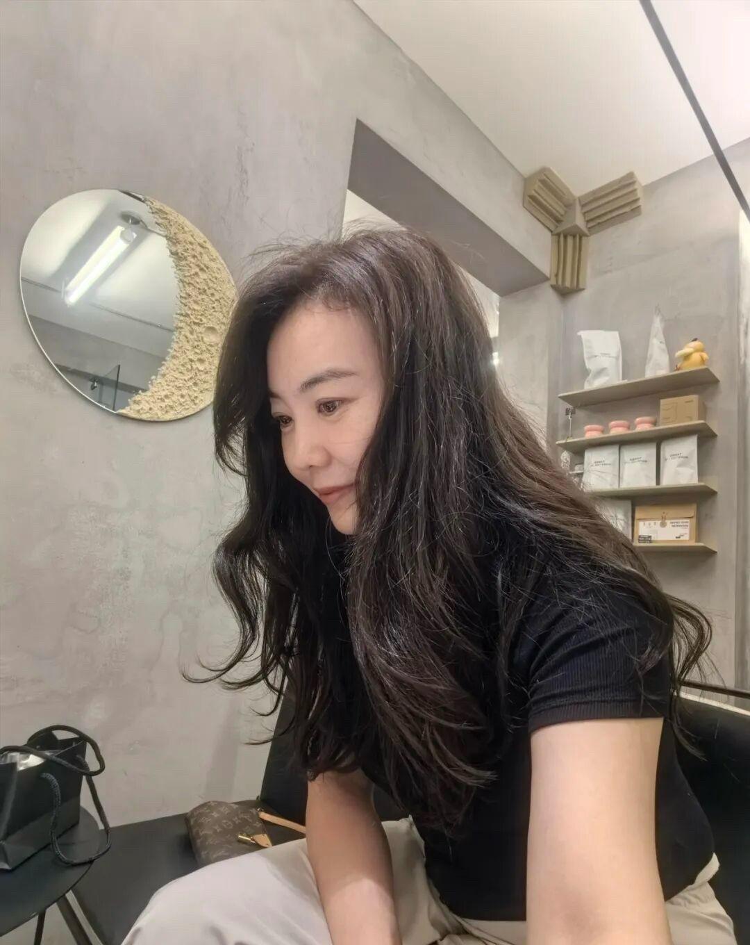 巴黎说这是“新极简3.0”，中国女孩早就在阳台拍完了。
不用大牌，不靠滤镜，一件
