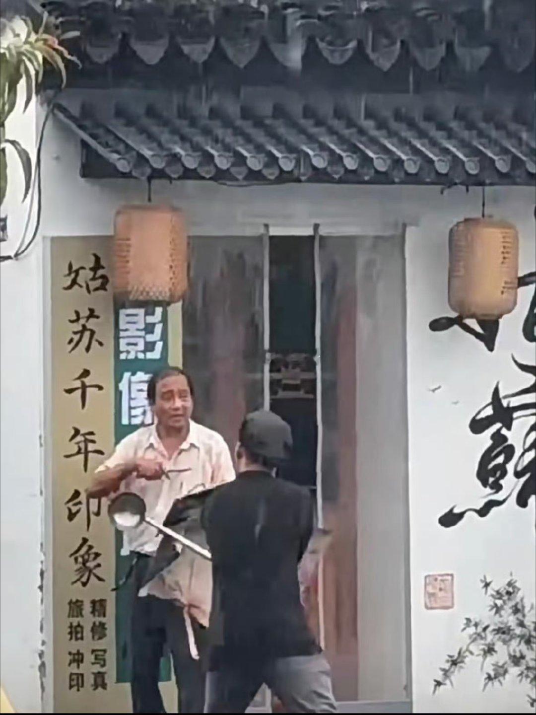 #平江路#[泪]：#罗永浩 出来混迟早都要还的# 苏州平江路歹徒刺伤一女子，路人
