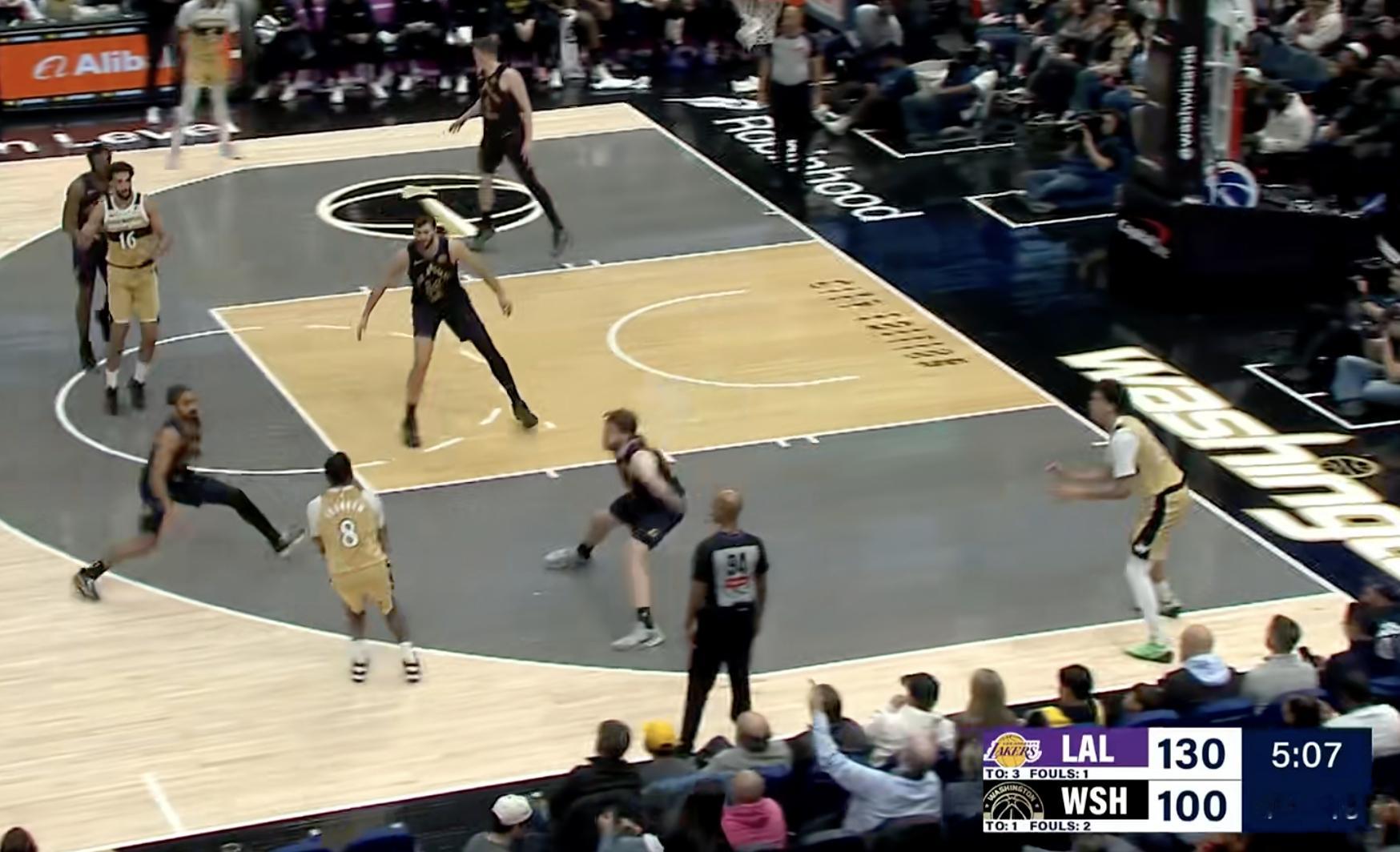 湖人换全替补了，领先30分，赢咯～ 