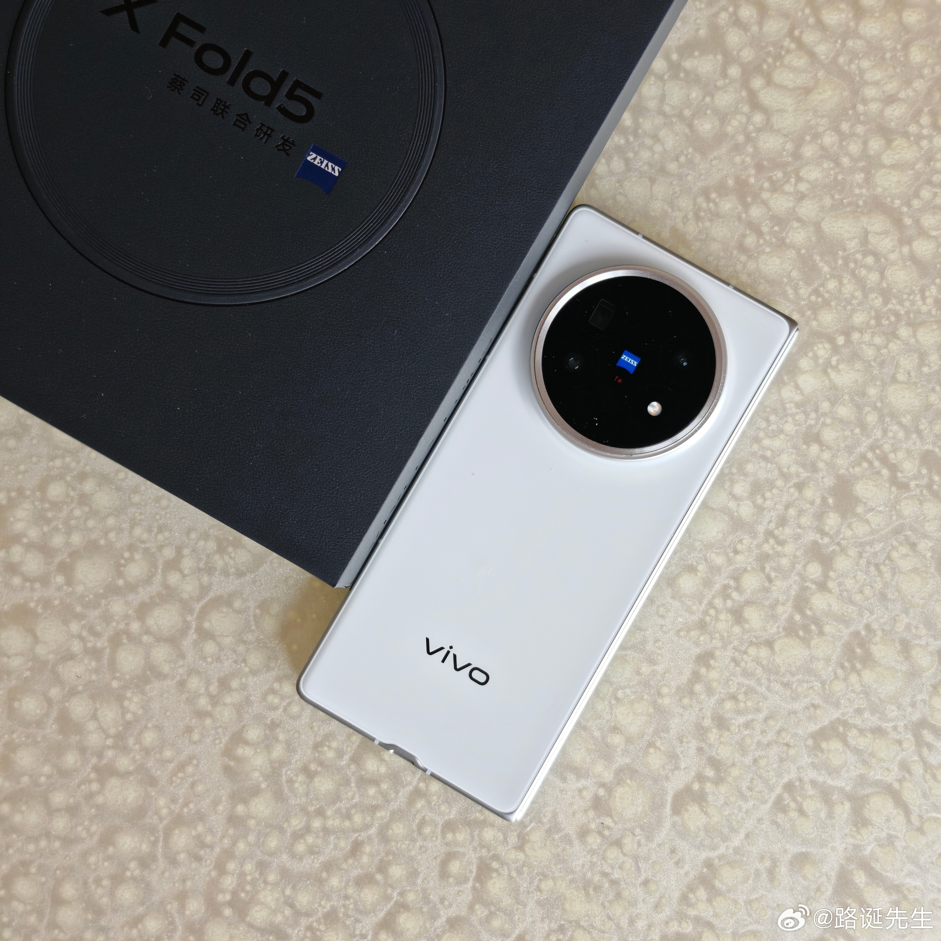 vivo X Fold5开箱。是真的薄，哪怕我不说展开后的厚度只有4.5毫米，你