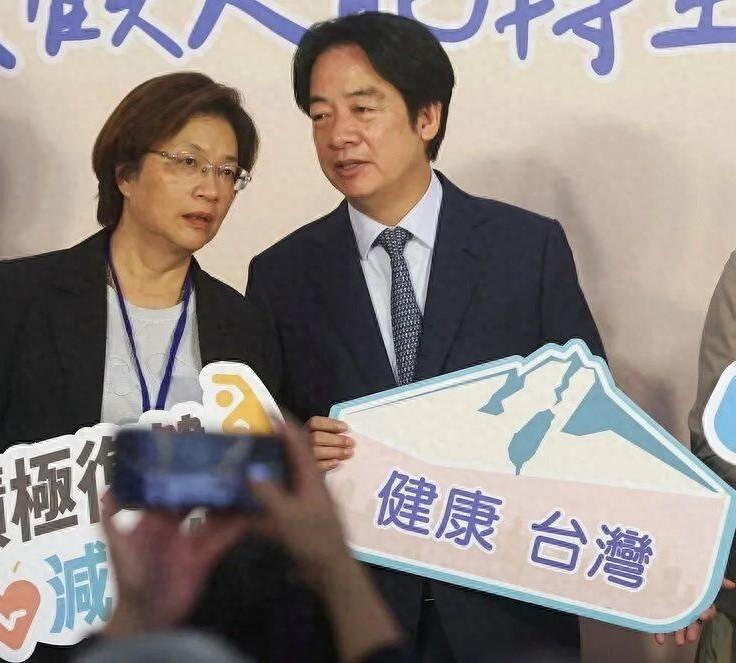 多卑微，魏平政亲送竞总成立邀请函毕恭毕敬空等王惠美15分钟，最后由秘书代为收下！