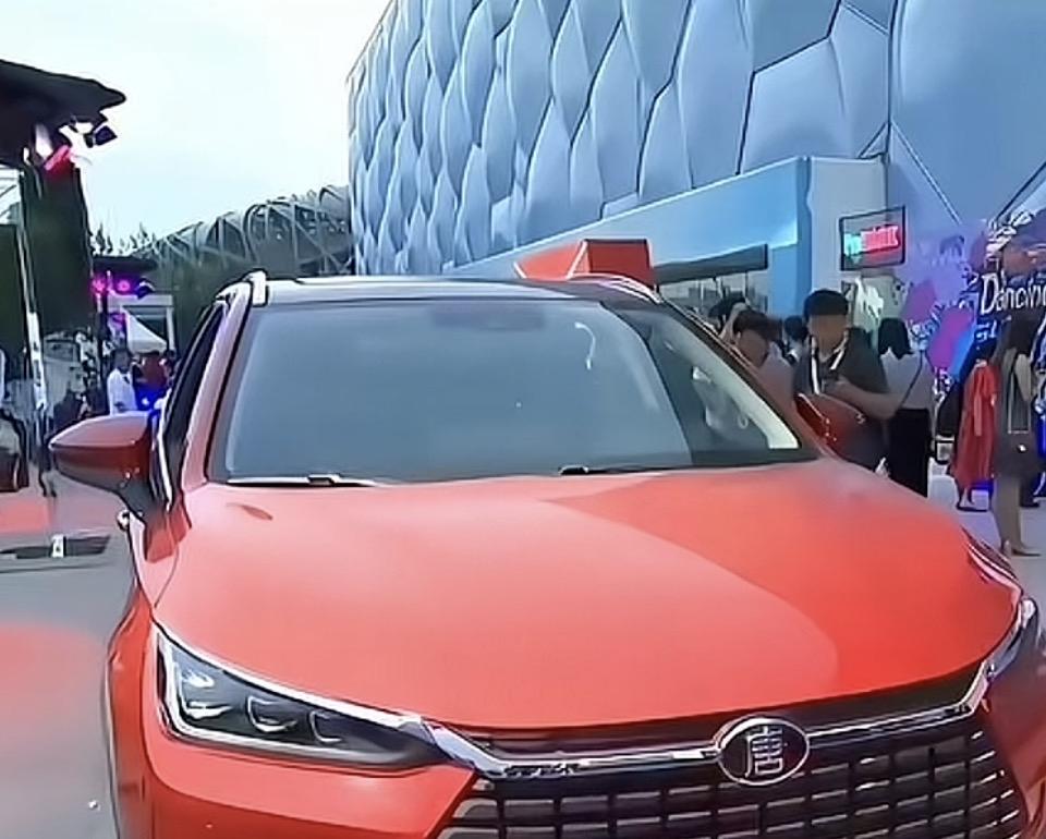 打卡北京冬奥会场馆，惊艳的红色汽车引人注目！📸🚗💃