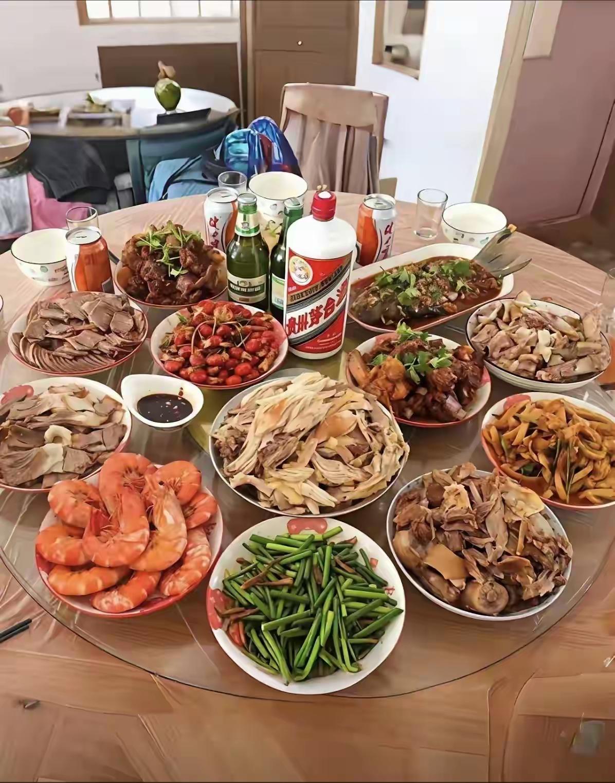 亲家初次登门，咱不追求大酒店的奢华，在家张罗一桌饭菜。特意托人进城采买上好食材，