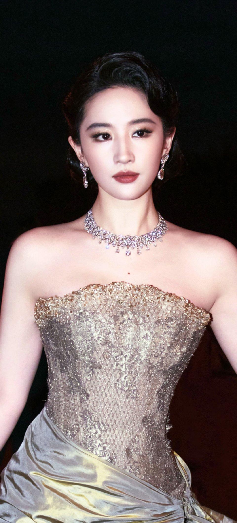 这一次妆容夯爆了，复古又雍华。，复古又雍华