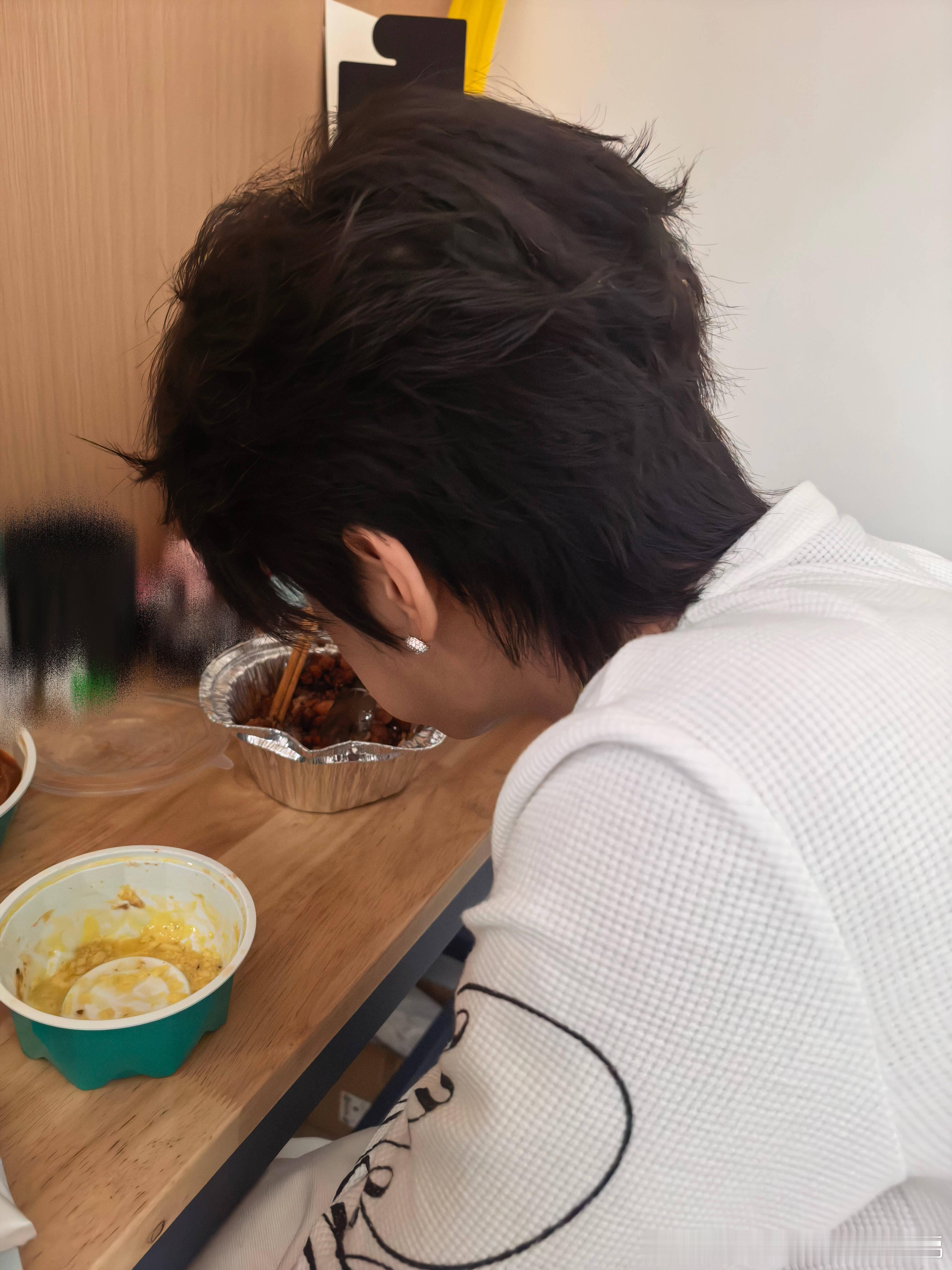我家豪哥….然后就是我平时吃饭不这样拍我朋友呀