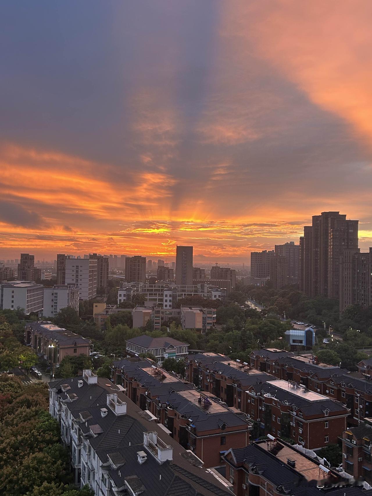 为什么体制里的人很少发朋友圈
真人真事。
离我家大概800米远有一个看守所，有一