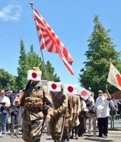 我感觉中国可向全世界庄严宣布：只要日本敢放弃无核三原则有发展核武器的苗头，中国既