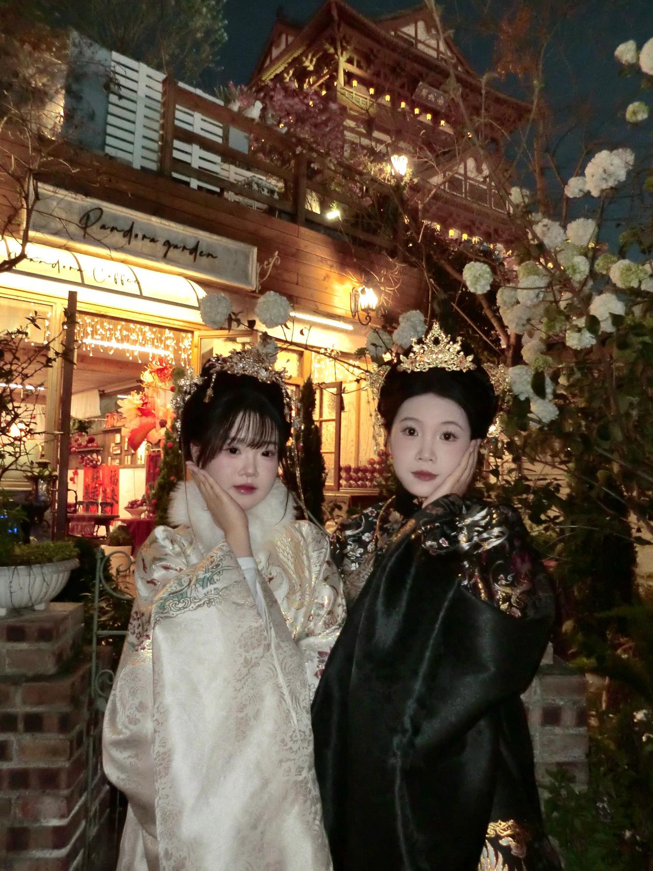 偶遇潘多拉花园，随手拍几张。CCd的质感，原片直出效果不错。闺蜜在一起的样子 闺