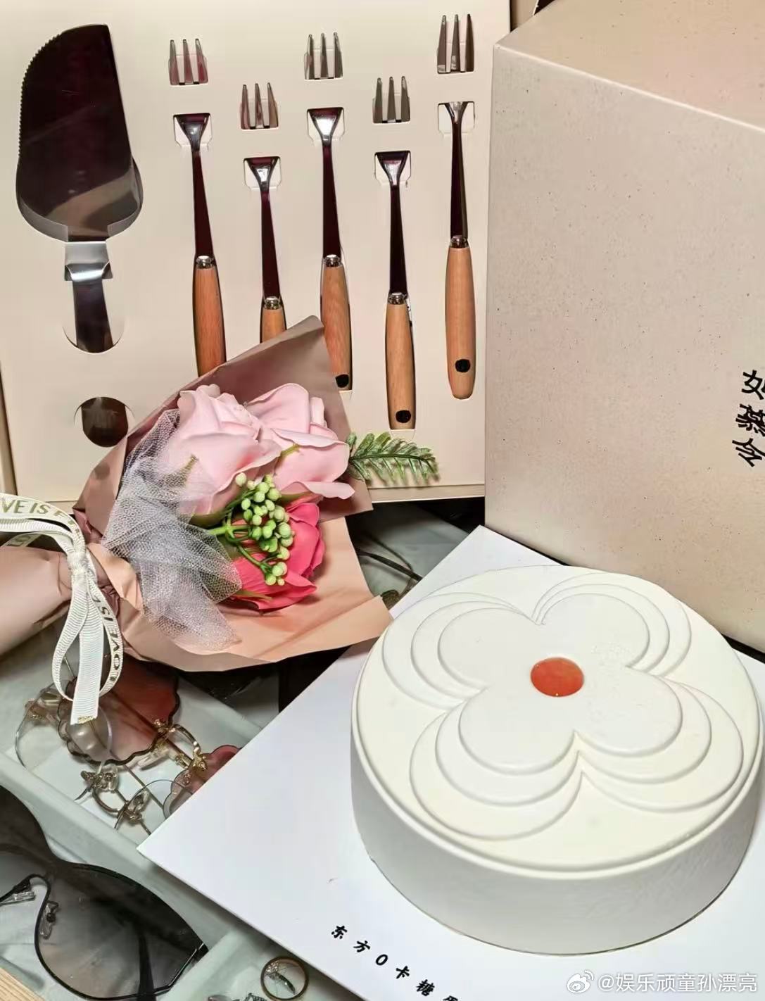 今天是妇女节耶～所有女生节日快乐！虽然今年的妇女节刚好在周末，少了半天假，但也完