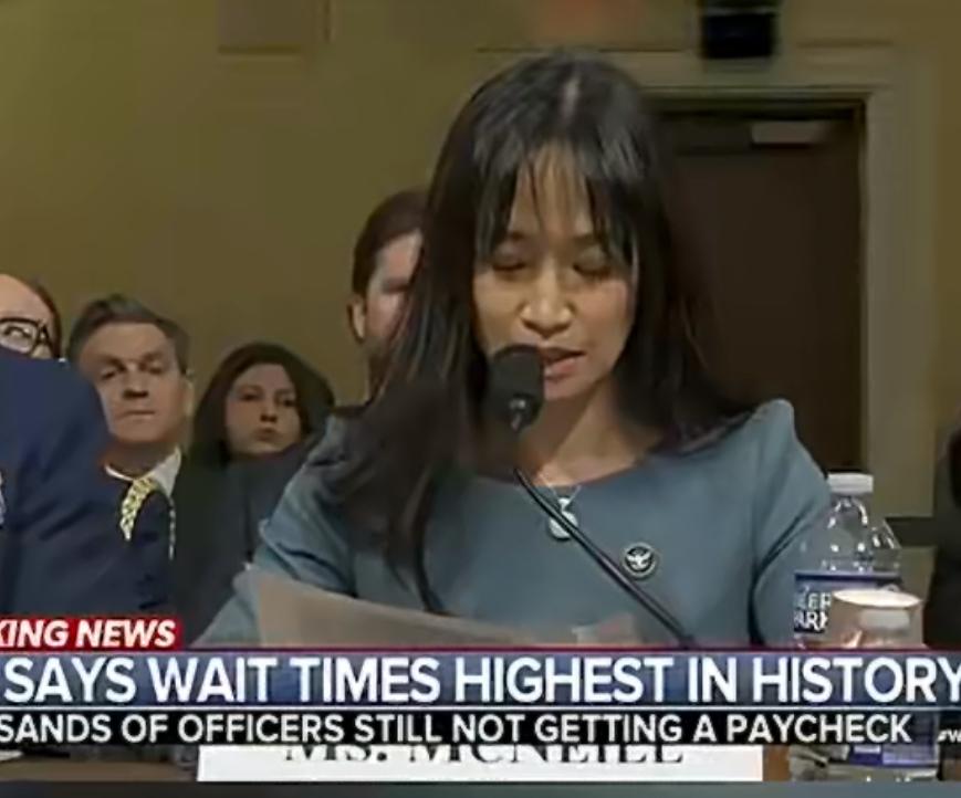 美国联邦公务员被迫卖血维生，由于被拖欠薪水一个多月，近五万名联邦雇员没有领到工资