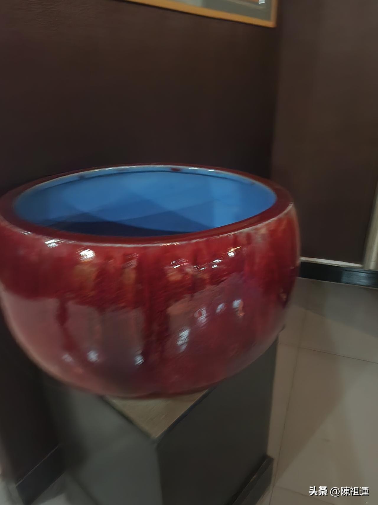 走进窑场，首先映入眼帘的是堆积如山的陶土和各式各样的制瓷工具。大师拿起一块陶土，