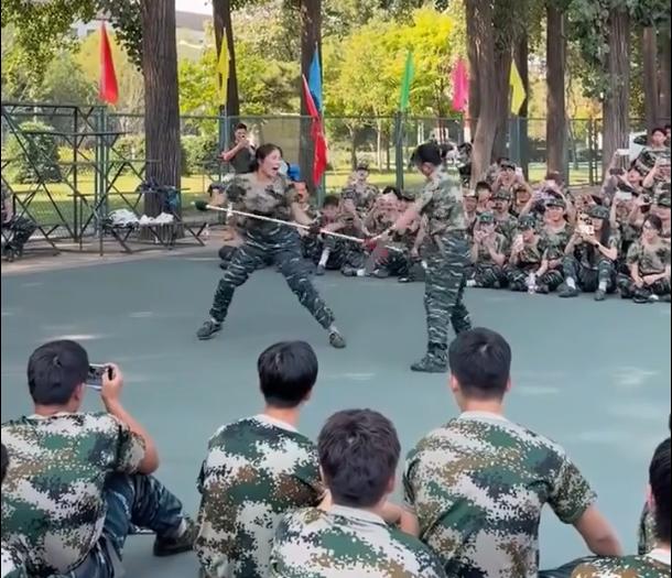 教官被“打”懵了，直言“我们才是新兵蛋子”！

9月2日下午，北京体育大学军训休