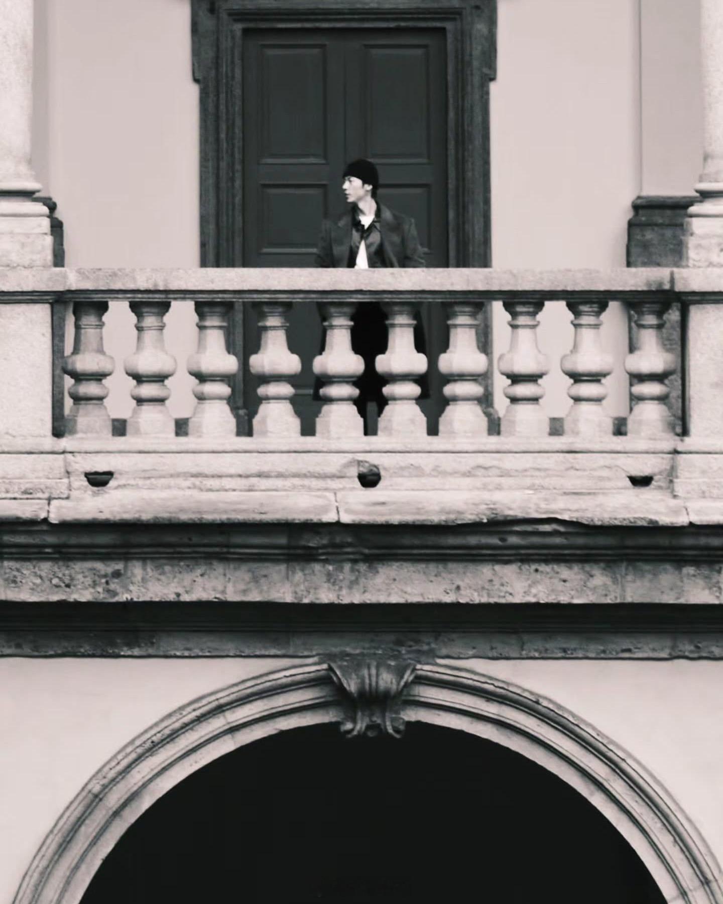 米兰时装周 跟着绒大衣背包客许光汉逛米兰，好有feel～这帅气的头身比！其实跟着