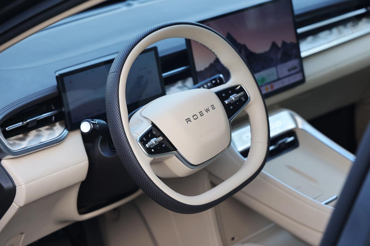 昨晚刷到徐志胜和李诞测评AI车机的视频，简直笑到肚子疼！徐志胜扮演的预制车机从“