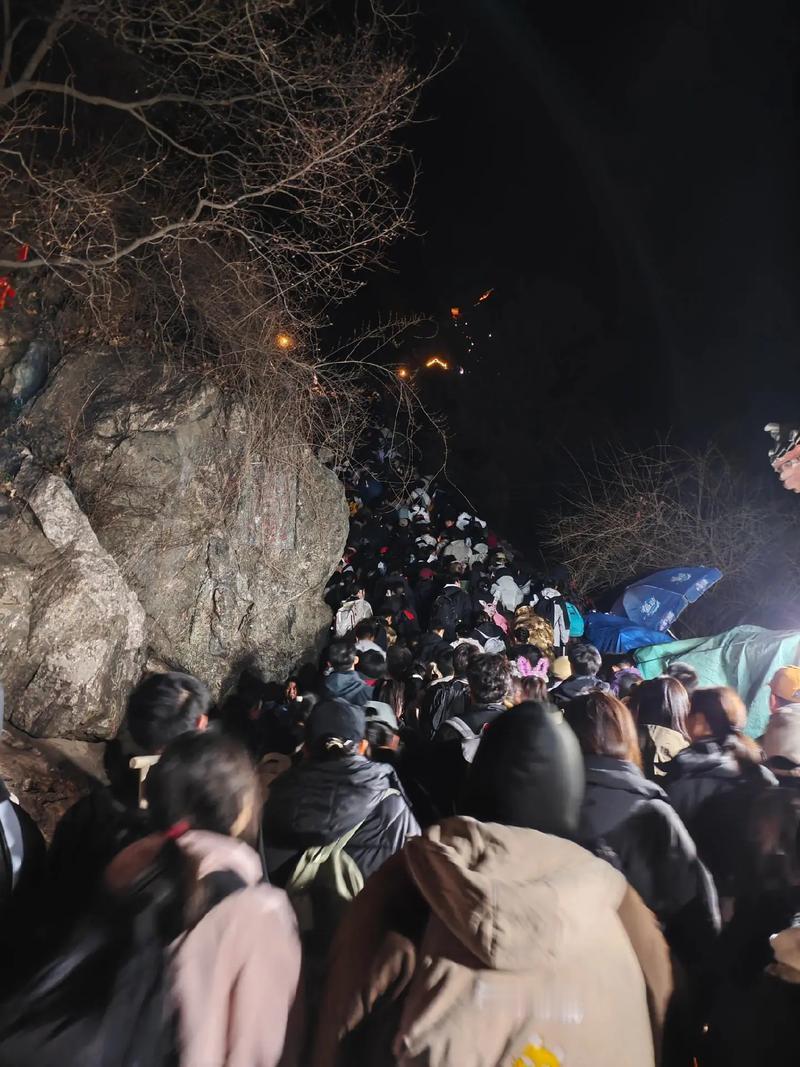 5月2日泰山凌晨突降暴雨，登山游客被困山道堵成长龙

 
五一假期泰山迎来客流高