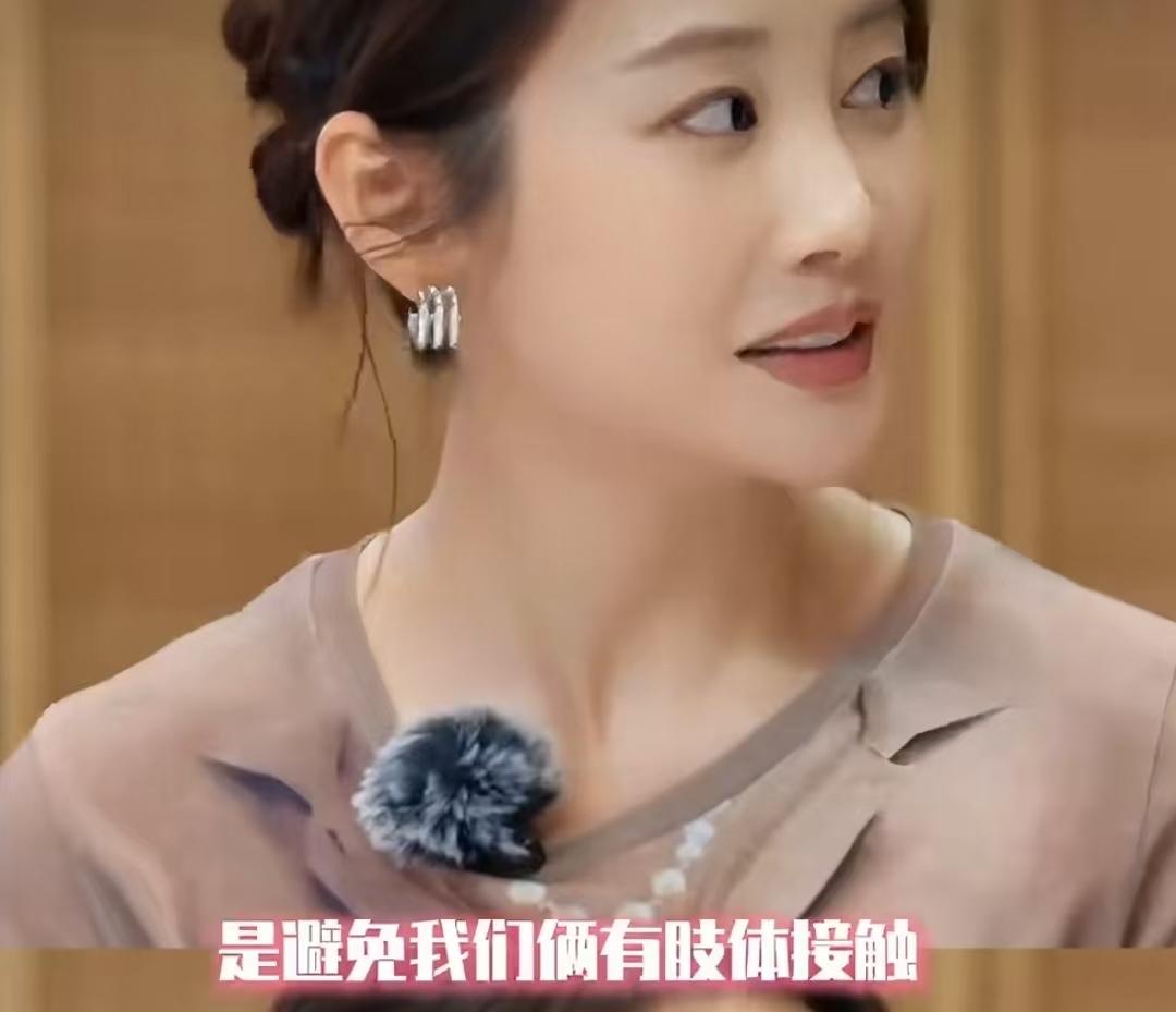 马頔跟李纯的第一次见面，马頔全程避免跟李纯有肢体接触，分寸感把握的很好！
马頔：