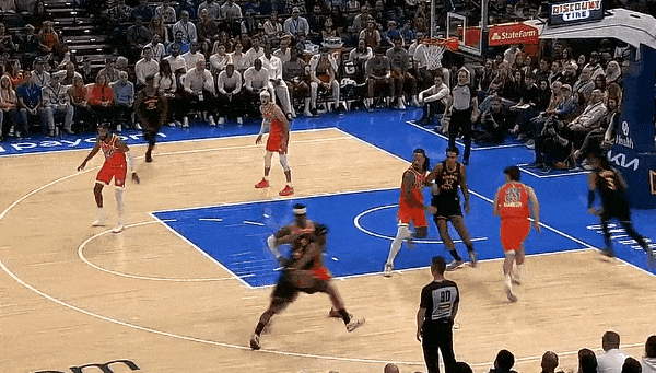 学以致用！穆迪虚晃造成亚历山大犯规！
在今天NAB常规赛勇士对阵雷霆的第一节比赛