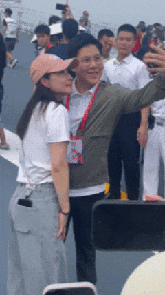 昨日，中国跳水世界冠军郭晶晶和丈夫霍启刚自豪地登上山东舰航母参观…