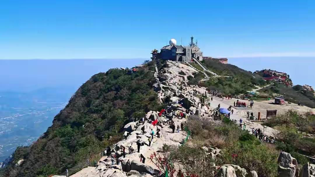 你能想象吗？一个全身多处骨折的人，在悬崖底下躺了13天，活了。

不是电影。20