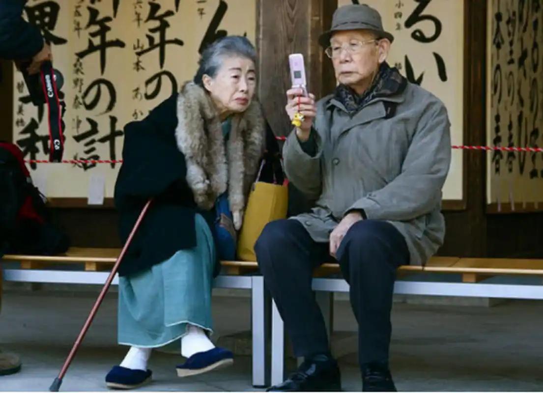 怎么现在日本的老年人越来越多了。
 
因为日本已经老到，连装点门面的年轻人都凑不