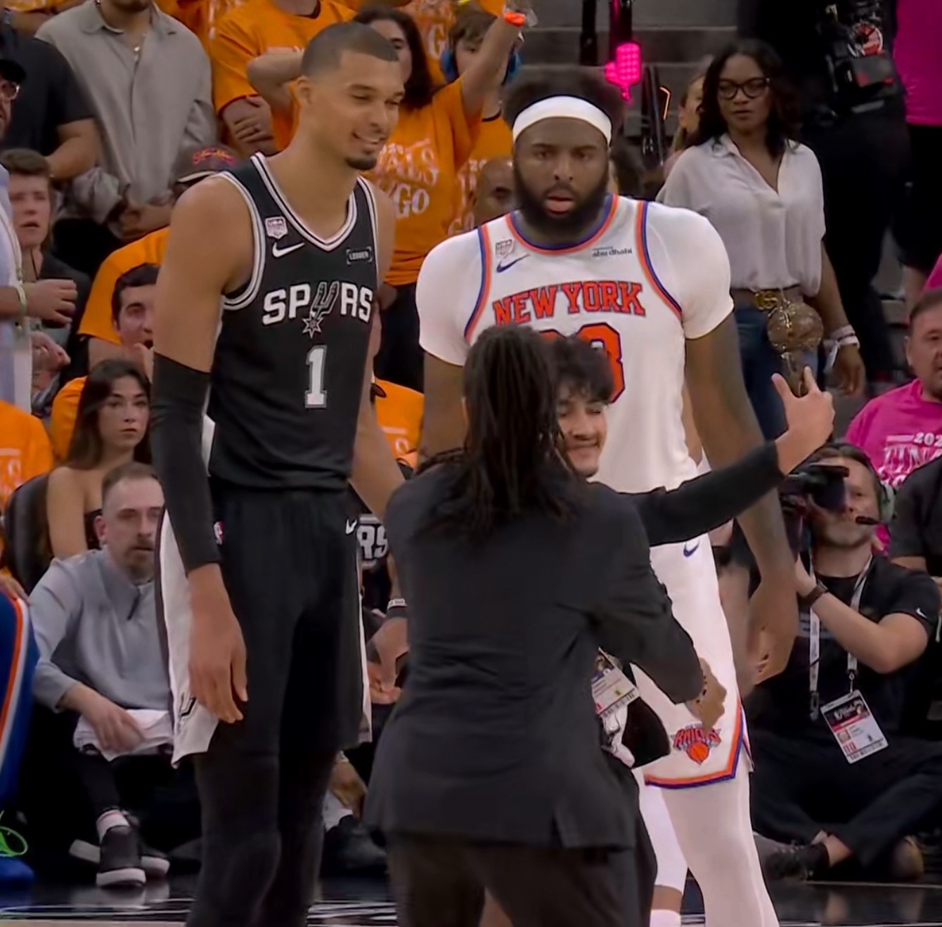 NBA总决赛 对于这种球迷肯定要终身禁止进入场馆以儆效尤，不过这哥们应该很快就要
