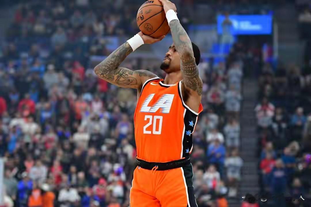 似乎快船队的超市也开张了。而且第一次开张就十分劲爆：被给予厚望刚刚交易来的大前锋