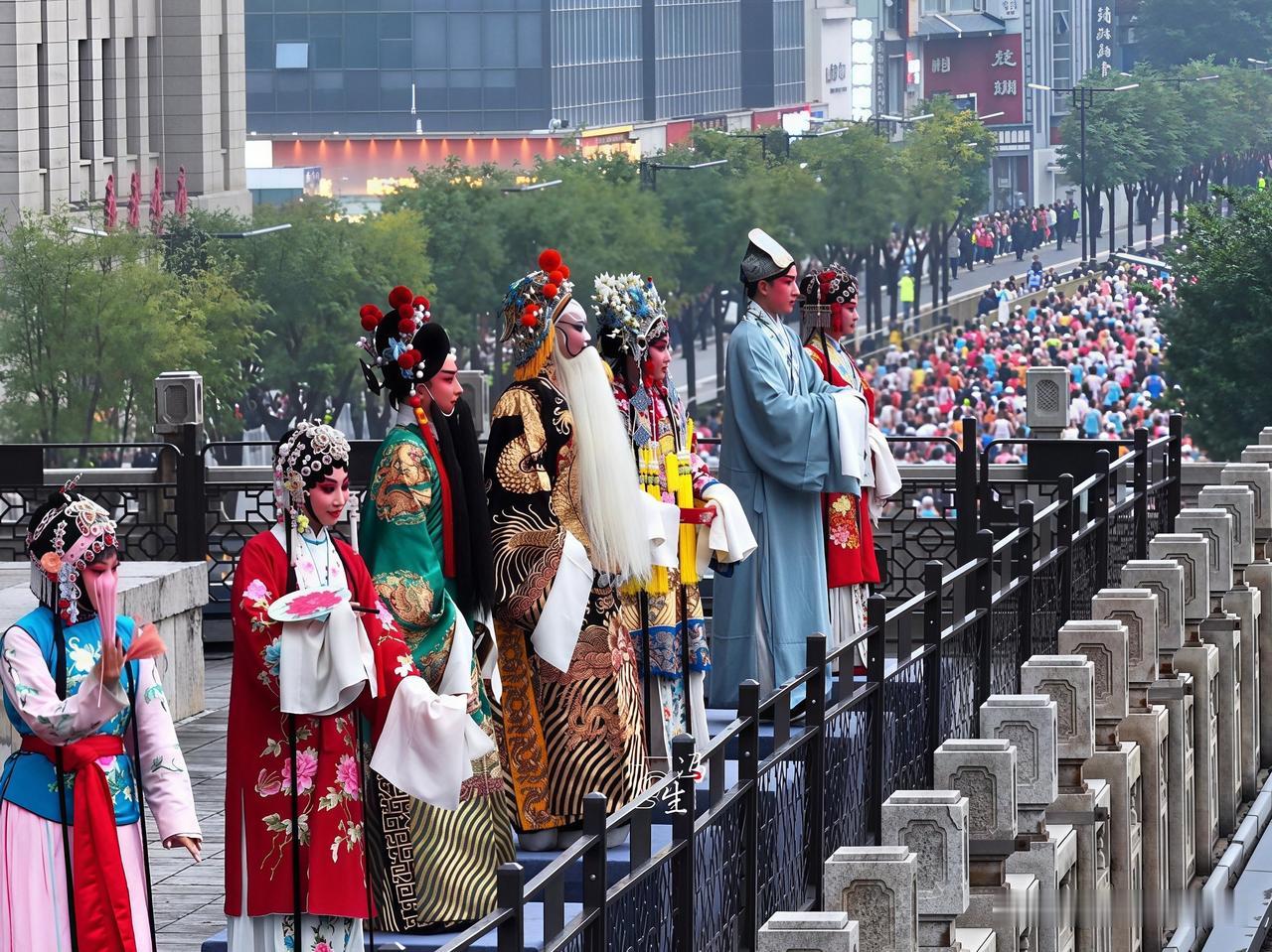 秦腔，做好当配角的准备了吗？
2026年西马比赛期间，西安钟楼上秦腔演员带装唱起