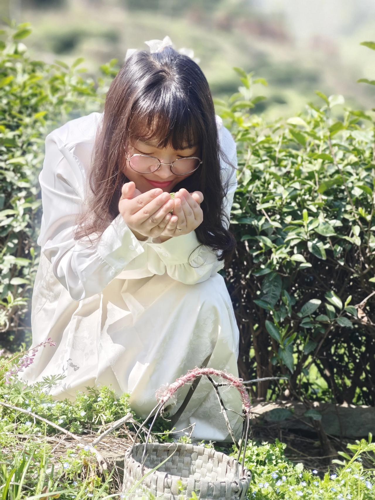 春风拂面嫩芽鲜，翠影摇曳绿满田。
玉指轻拈香四溢，清泉煮茗韵诗篇。
一杯饮尽心神