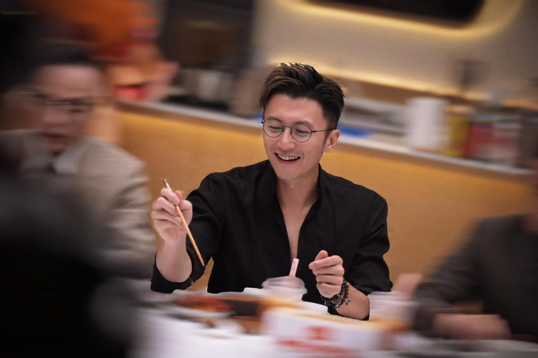 内娱第一个被谢霆锋夸有种的人一饭封神十八位年轻厨师同台竞争名额压力巨大，大家力求