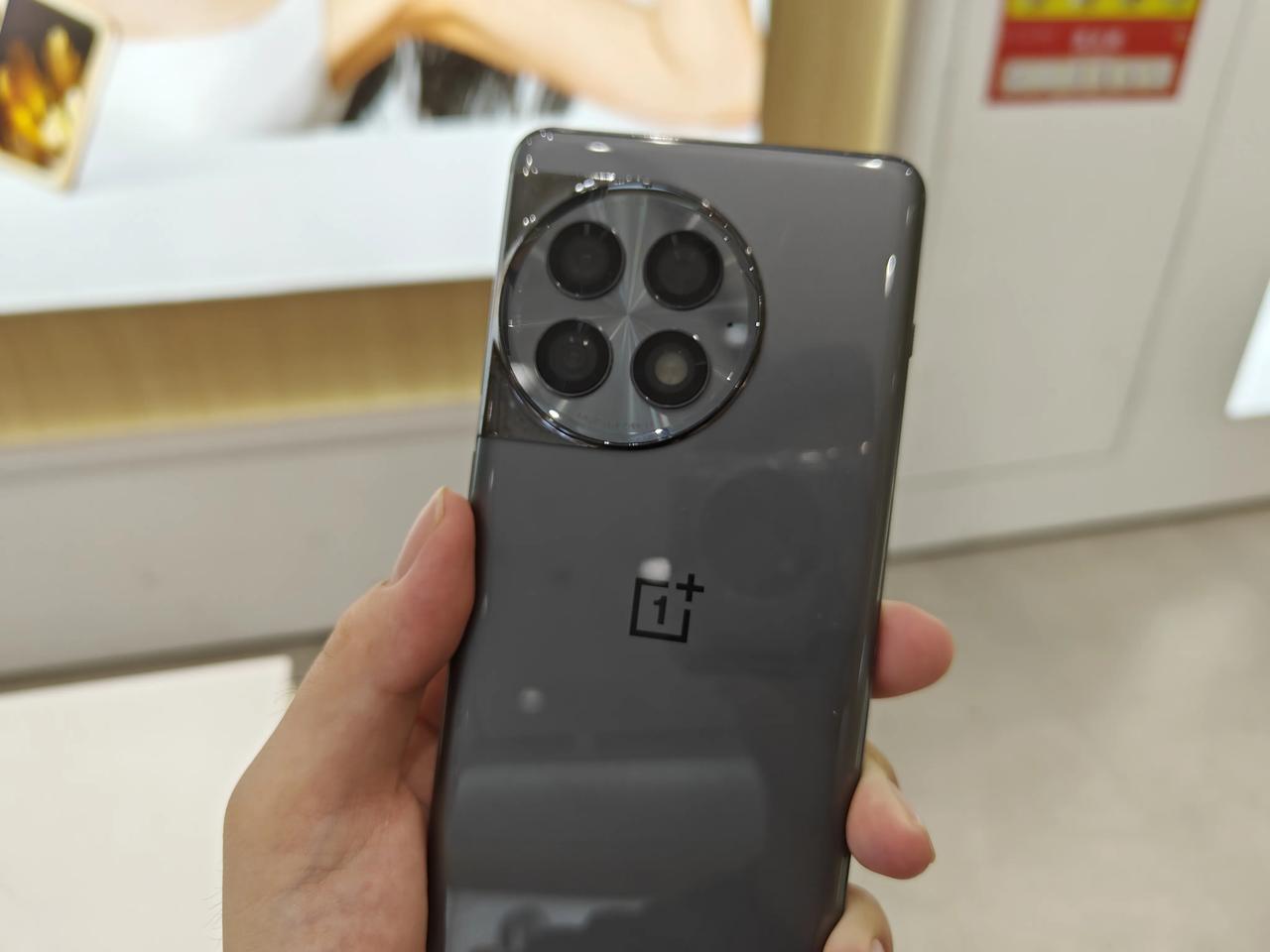 千万不要小瞧一加Ace2 Pro，用上后你会发现同价位几乎找不到第二款与之相媲美