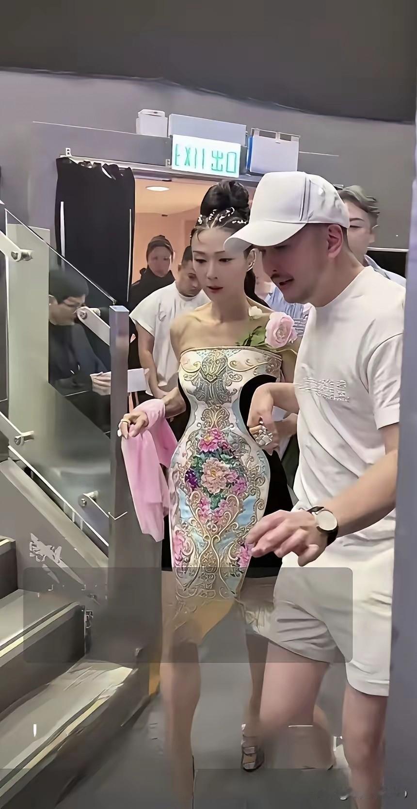现在的娱乐圈明星们是越活越年轻了，就像这位香港女明星有72岁的年龄了，但是看起来