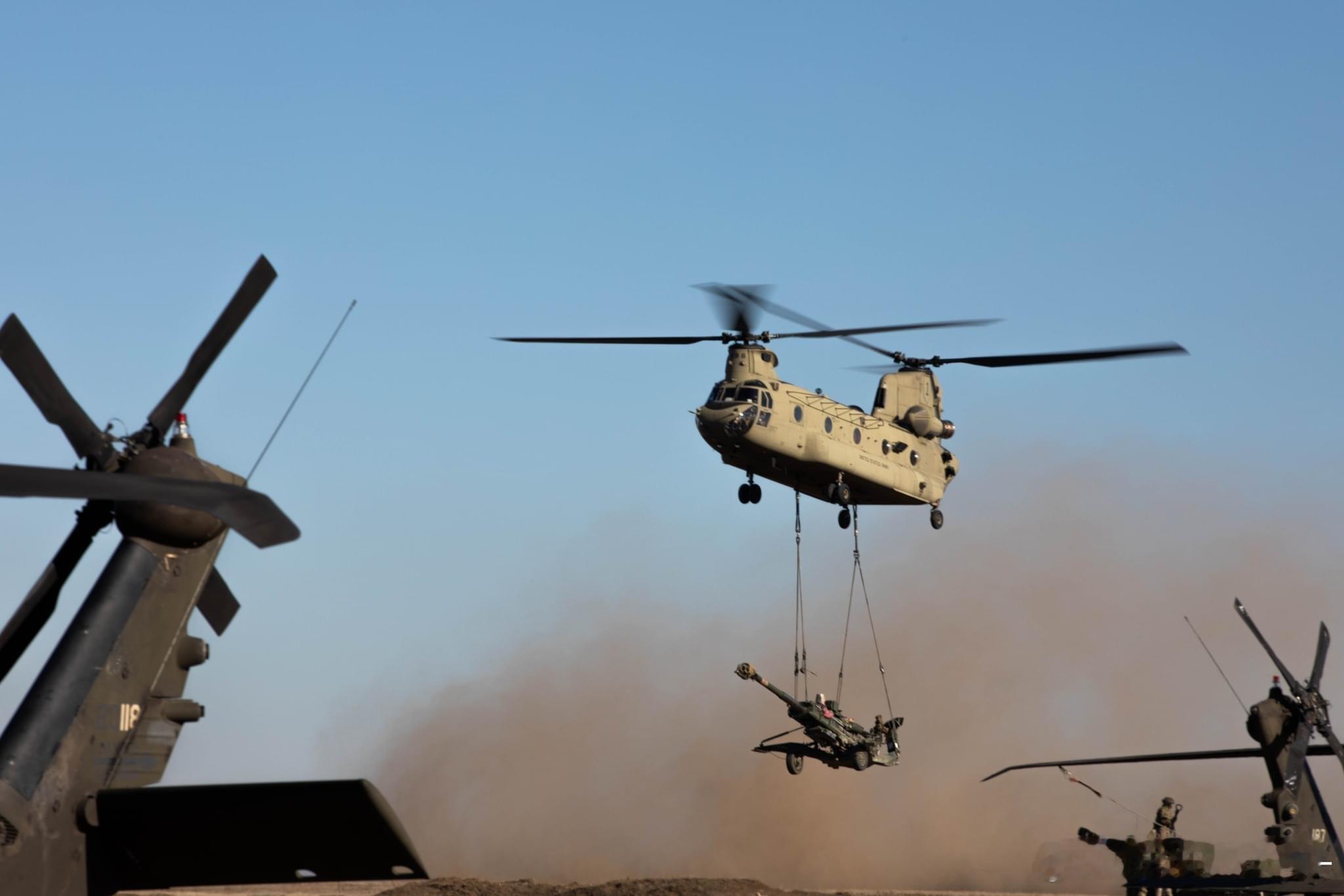 隶属第一步兵师第一战斗航空旅的支奴干正在进行M777A2榴弹炮吊运训练，摄于20