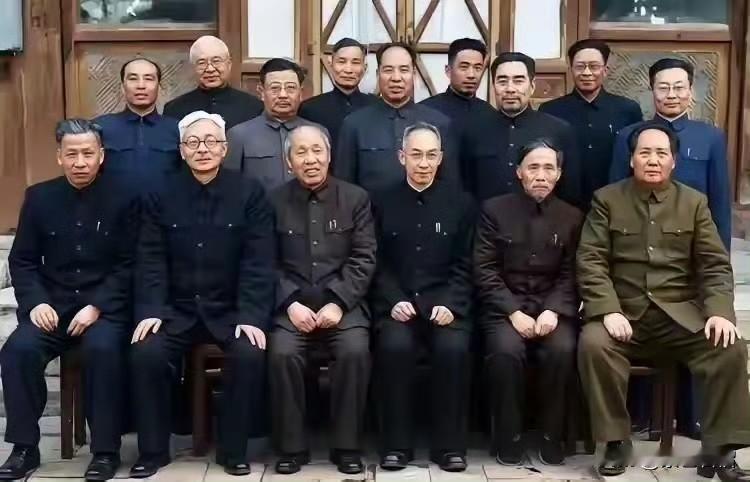 老照片：这张照片拍摄于1949年9月新政协筹备会期间，出席第一届政协会议的部分党