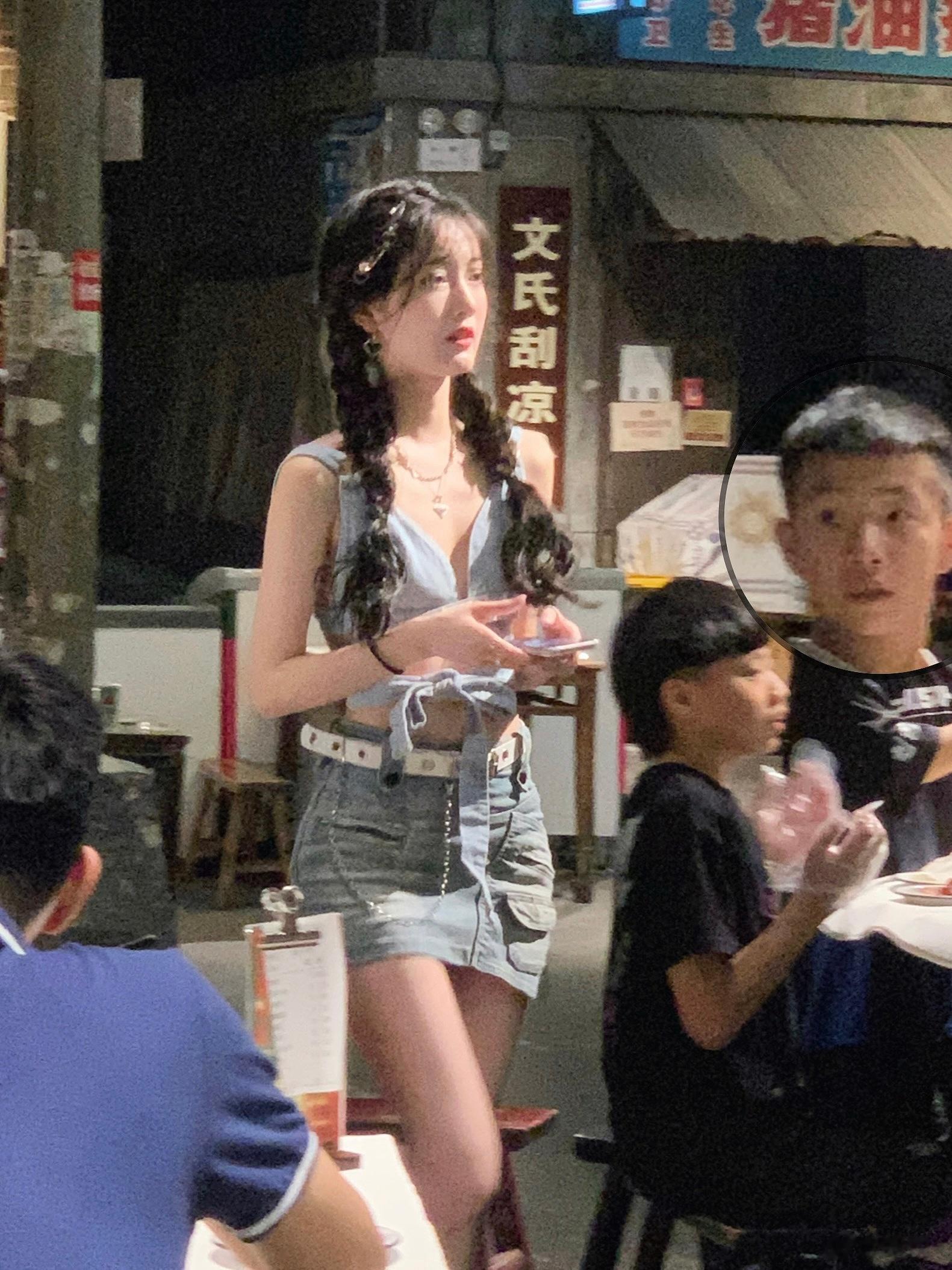 你要相信文和友里永远不缺漂亮姐姐 📷是长沙旅行的最后一组照片啦！-  ​​​