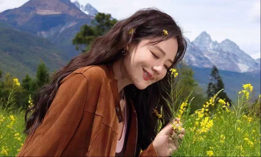 马思纯云南体验簪花 马思纯戴上簪花的时候眼睛里有光，那种发自内心的快乐藏不住。鲜